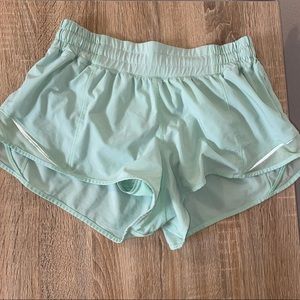 LULULEMON hotty hot short 2.5” LIGHT GREEN SIZE 6